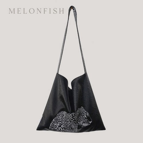 西瓜鱼秋冬原创猎豹刺绣斜挎包