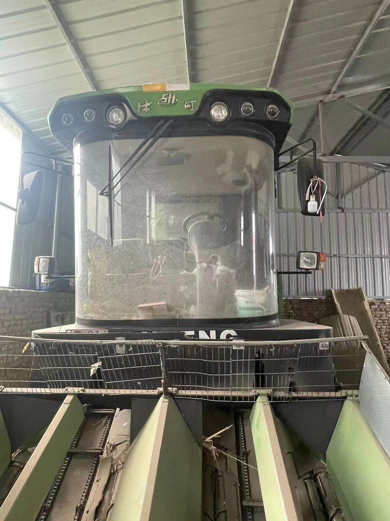 沭河收割机玻璃沭河谷丰收割机玻璃02三行四行道依茨大启收割机玻