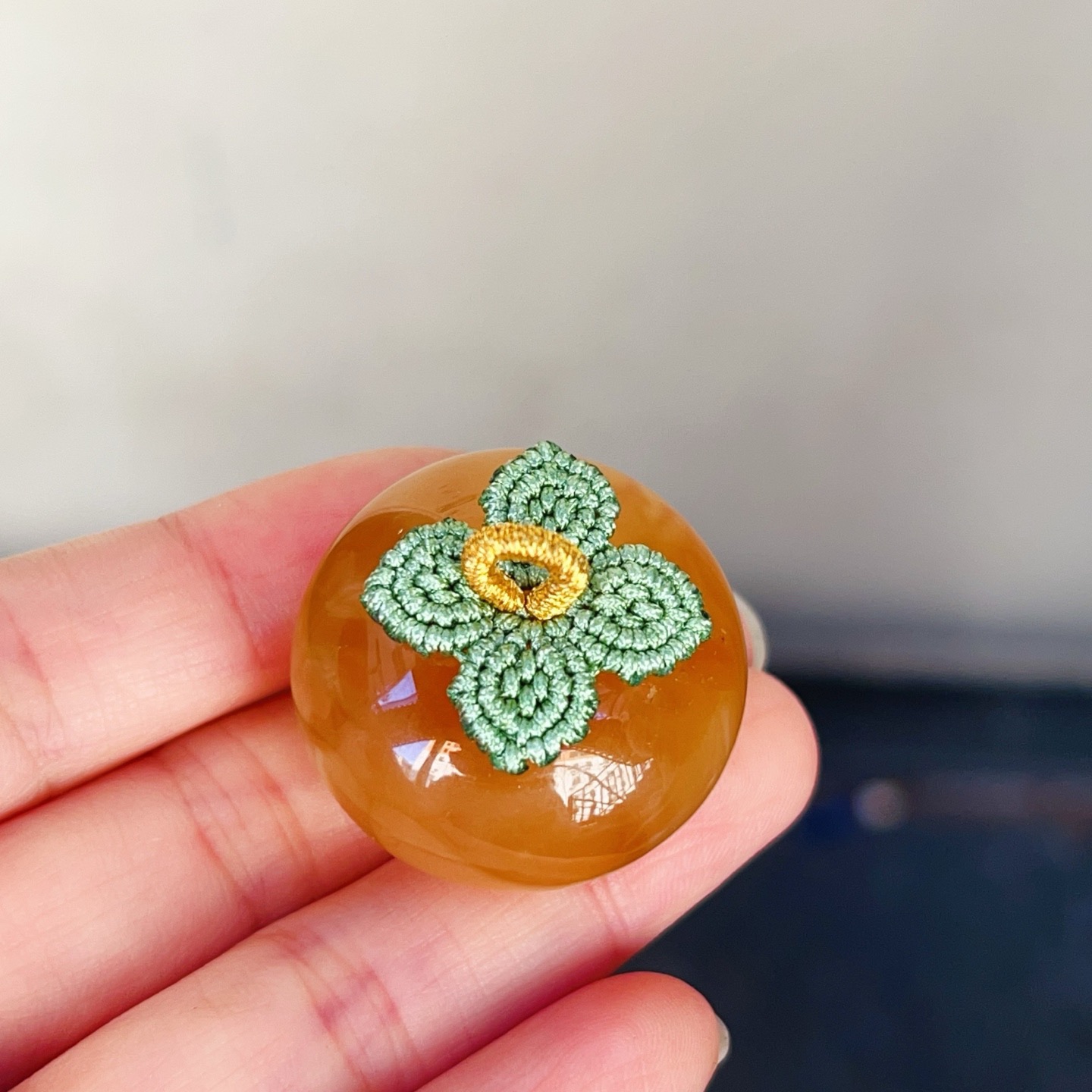 俄料蜜糖色蜜蜡柿子吊坠，柿柿如意，重12.2克，尺寸31.3-18.6mm