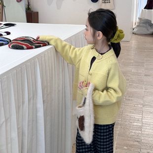 艾摩贝贝女童温柔慵懒风毛衣设计感不对称纽扣针织开衫外套上衣