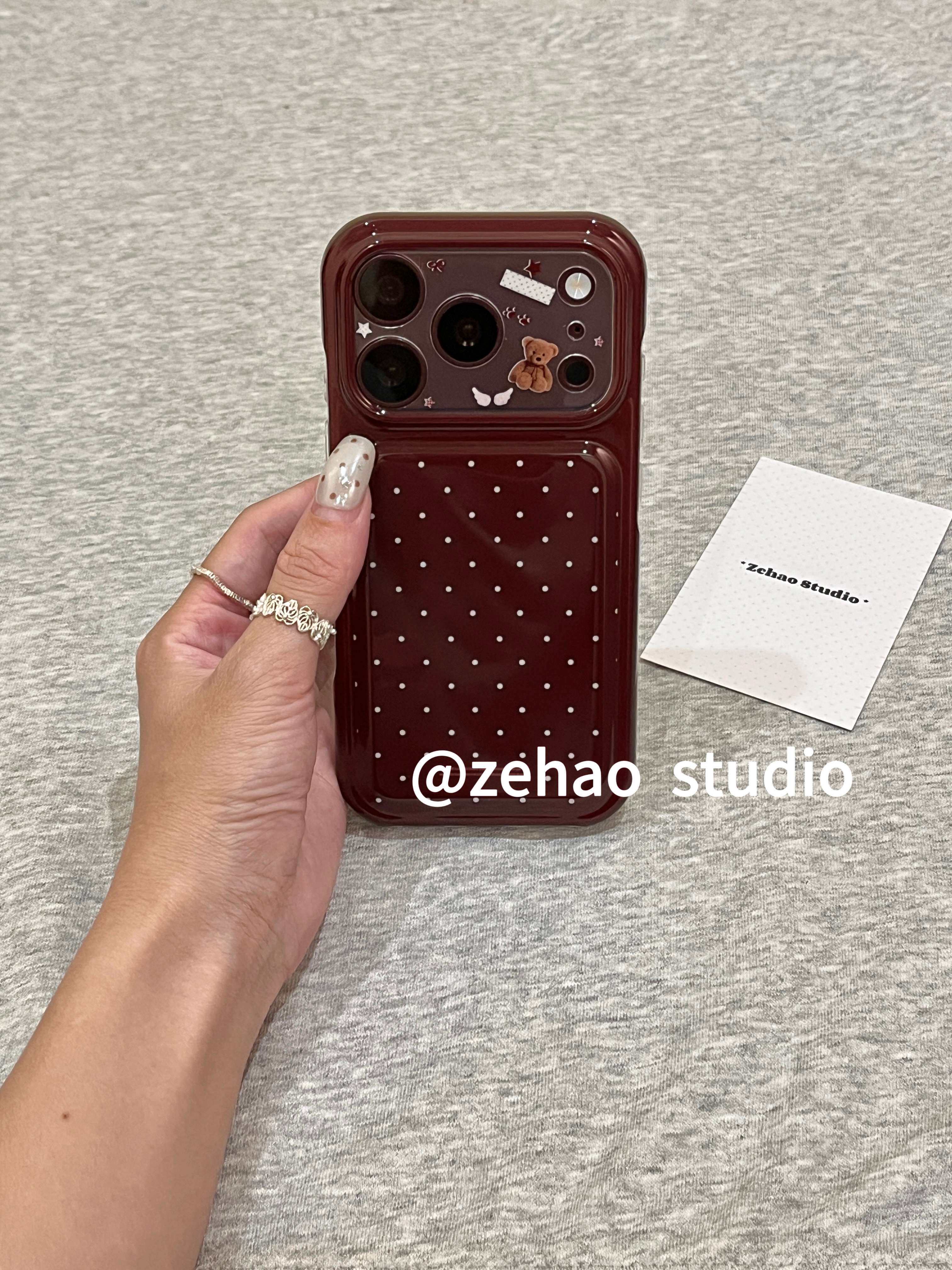 西多士简约酒红底满屏小白波点适用苹果18pro双层iphone17/16气囊手机壳