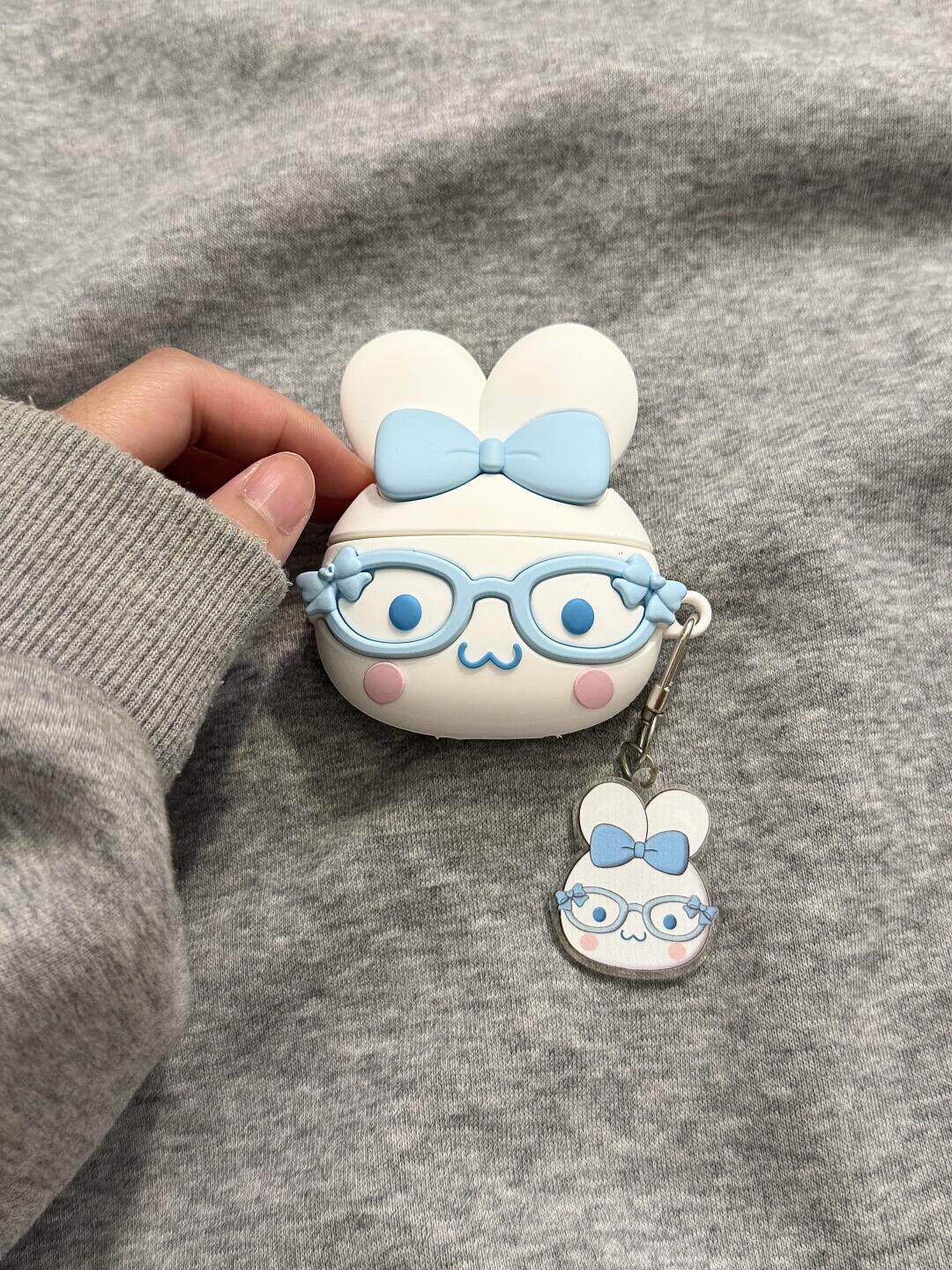 西多士蓝眼镜兔子挂件适用苹果AirPods5耳机壳二代4降噪可爱pro3