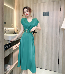 RM19527#夏装时髦气质V领高腰显瘦中长款大摆A字缎面连衣裙