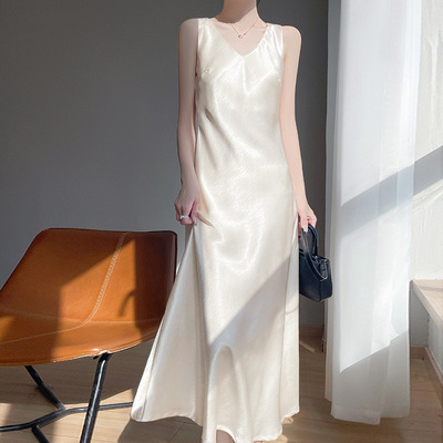 高端优雅新款缎面吊带连衣裙女夏季新款鎏金光泽长裙垂坠感吊带裙
