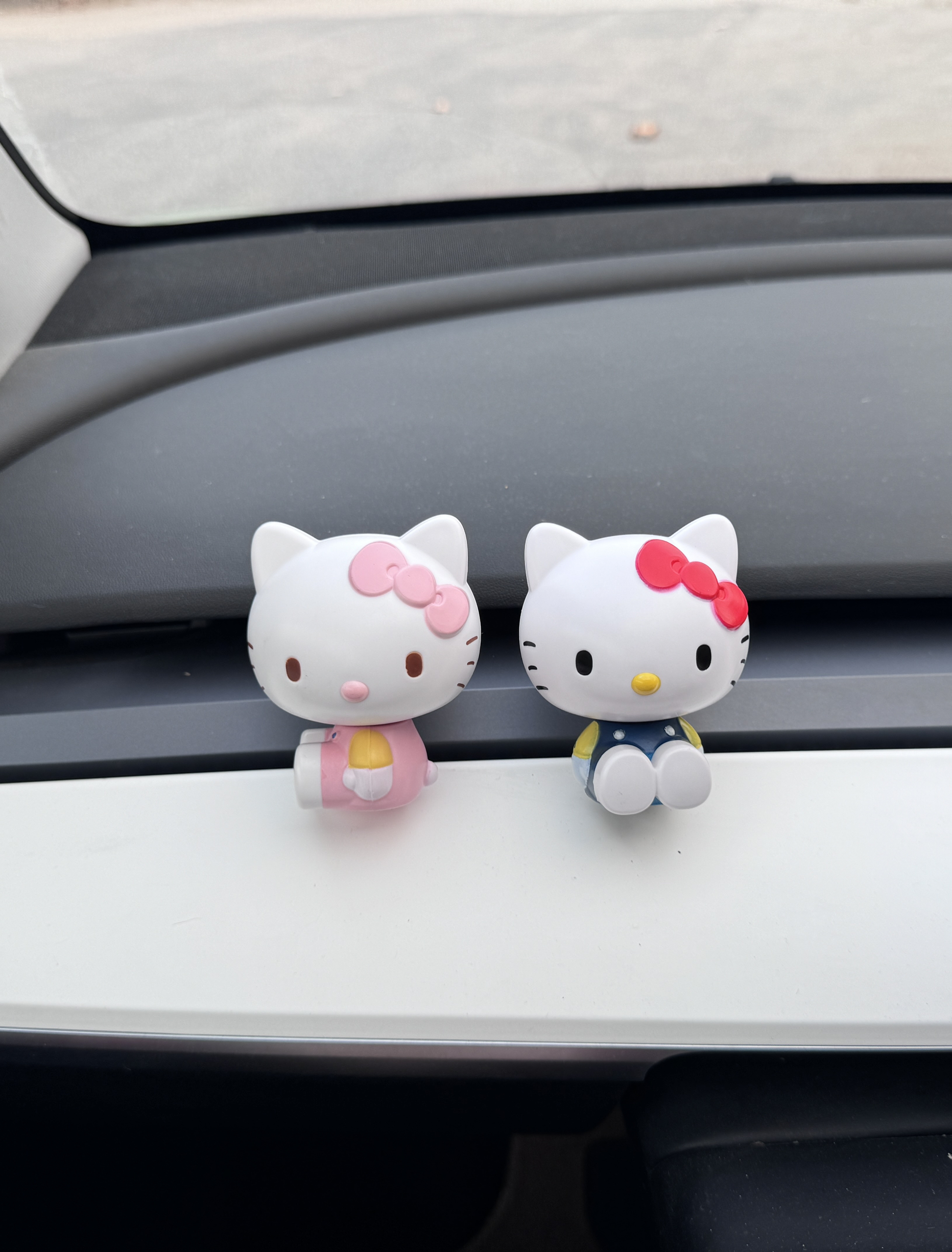原创自制Kitty凯蒂猫汽车出风口车载香薰装饰夹玩偶装饰品摆件礼