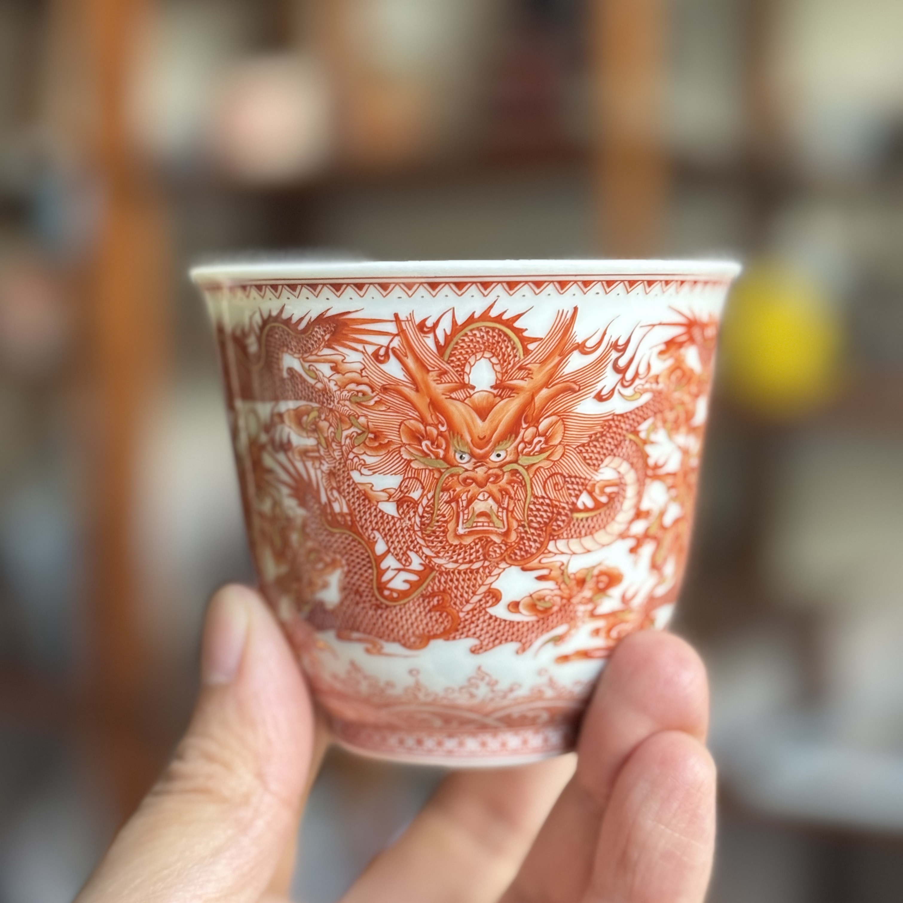 景德镇高级手绘矾红描金龙纹茶杯