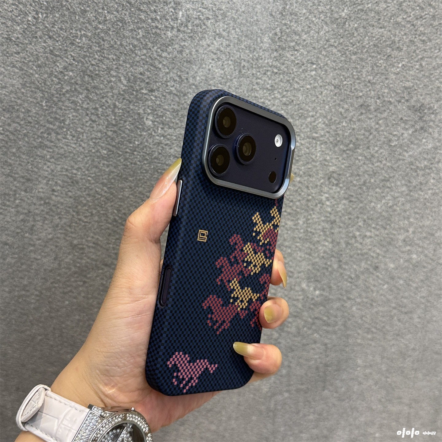 碳纤维纹万马奔腾适用苹果17promax手机壳新款iPhone17pro凯夫拉肤感16promax内置磁吸15promax高端商务硬壳
