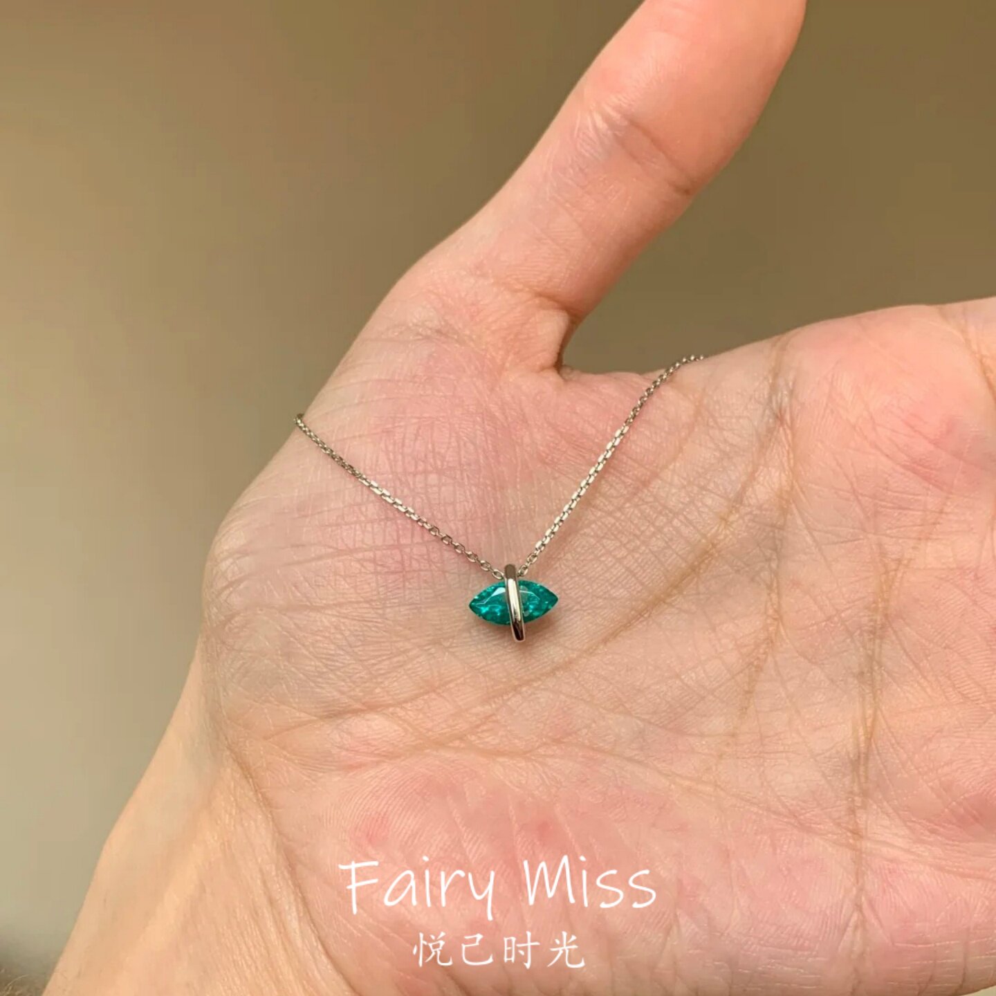 「环扣青屿」轻奢绿色宝石吊坠简约女锁骨链气质百搭精选细颈链条