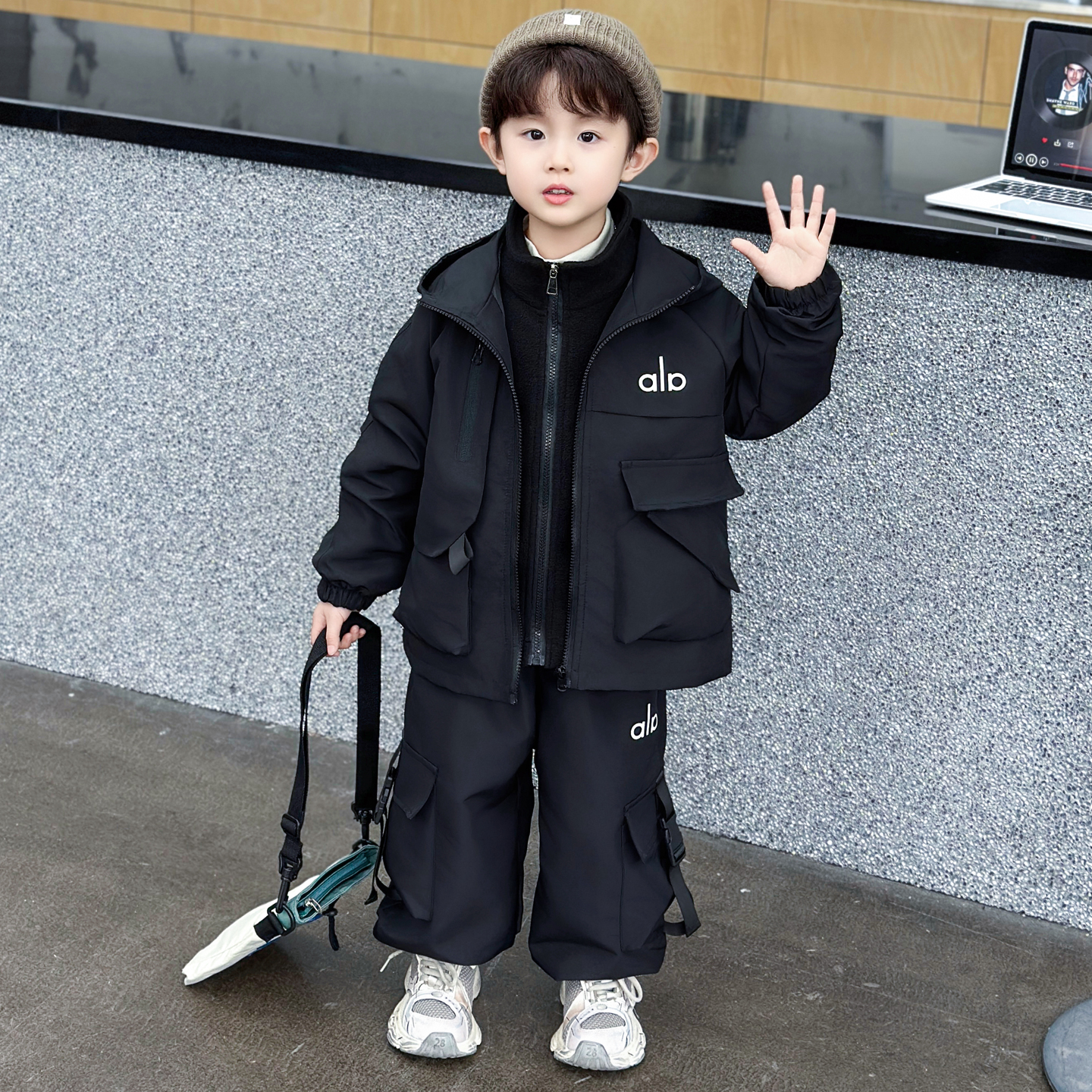 童装男童秋冬冲锋衣套装儿外套工装裤2025新款酷帅时髦男孩三件套