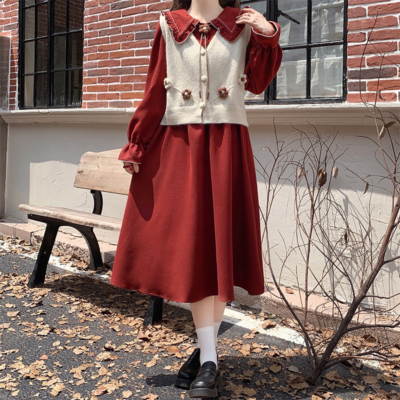 红色连衣裙女秋装娃娃领木耳边刺绣领+针织马甲两件套