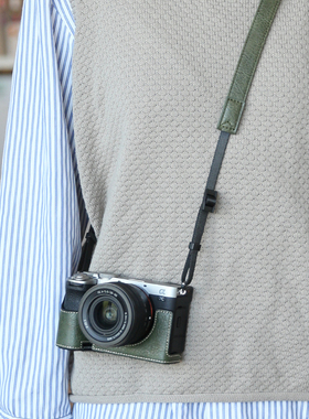 索尼zve10保护套A7c2二代A7M4a64006700相机包底座皮配件zve10m2