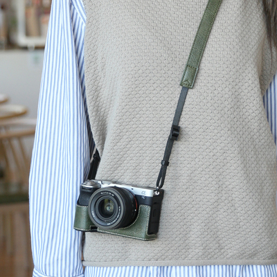 索尼zve10保护套A7c2二代A7M4a64006700相机包底座皮配件zve10m2