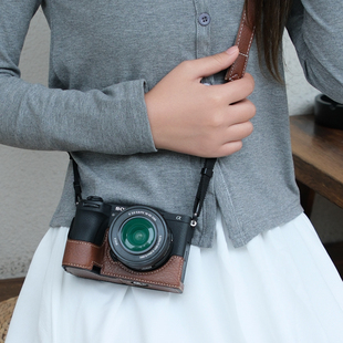 索尼A6700保护套A7M4a6400相机包底座a7c2二代皮套底座ZVE10a6100