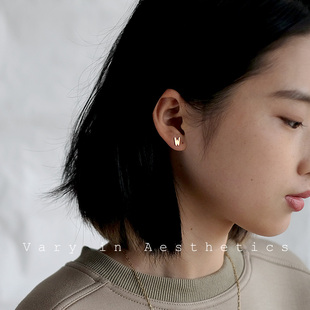 VIA途经ins钛钢冷淡风可爱定制字母简约小巧迷你小耳钉耳饰品女