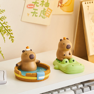 新款 饰品 卡皮巴拉手机支架桌面小摆件工位治愈解压情绪稳定神器装