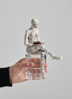 创意字母印花玻璃人物雕塑摆件