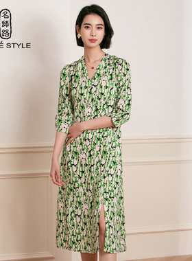 名师路连衣裙春季新款绿色印花V领收腰七分袖中长裙茶歇裙