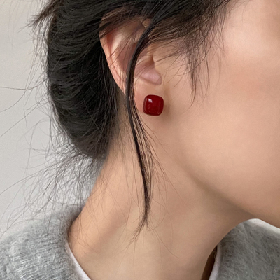 doudoustore酒红色方块耳钉