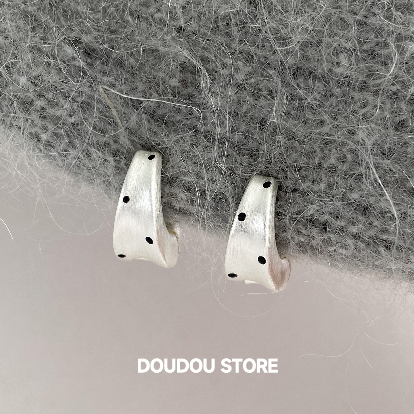 DOUDOUSTORE 重工复古洋气波点耳圈女几何银色耳扣百搭简约日常