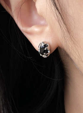 DOUDOUSTORE925银针甜酷黑色耳钉金属质感小巧椭圆形时髦耳环耳饰