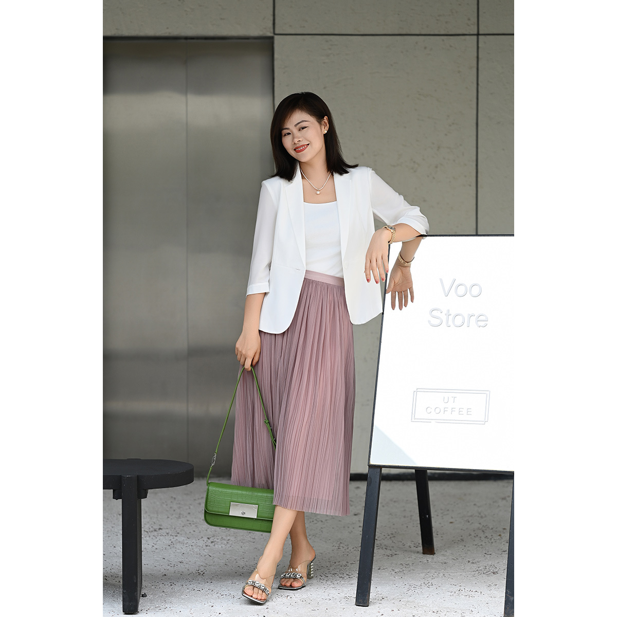 优衣美显瘦时尚经典翻领一粒扣通勤透气收腰直筒小西装16090