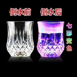 发光水杯七彩创意魔术闪光杯遇水倒水感应就会亮的变色神奇杯子