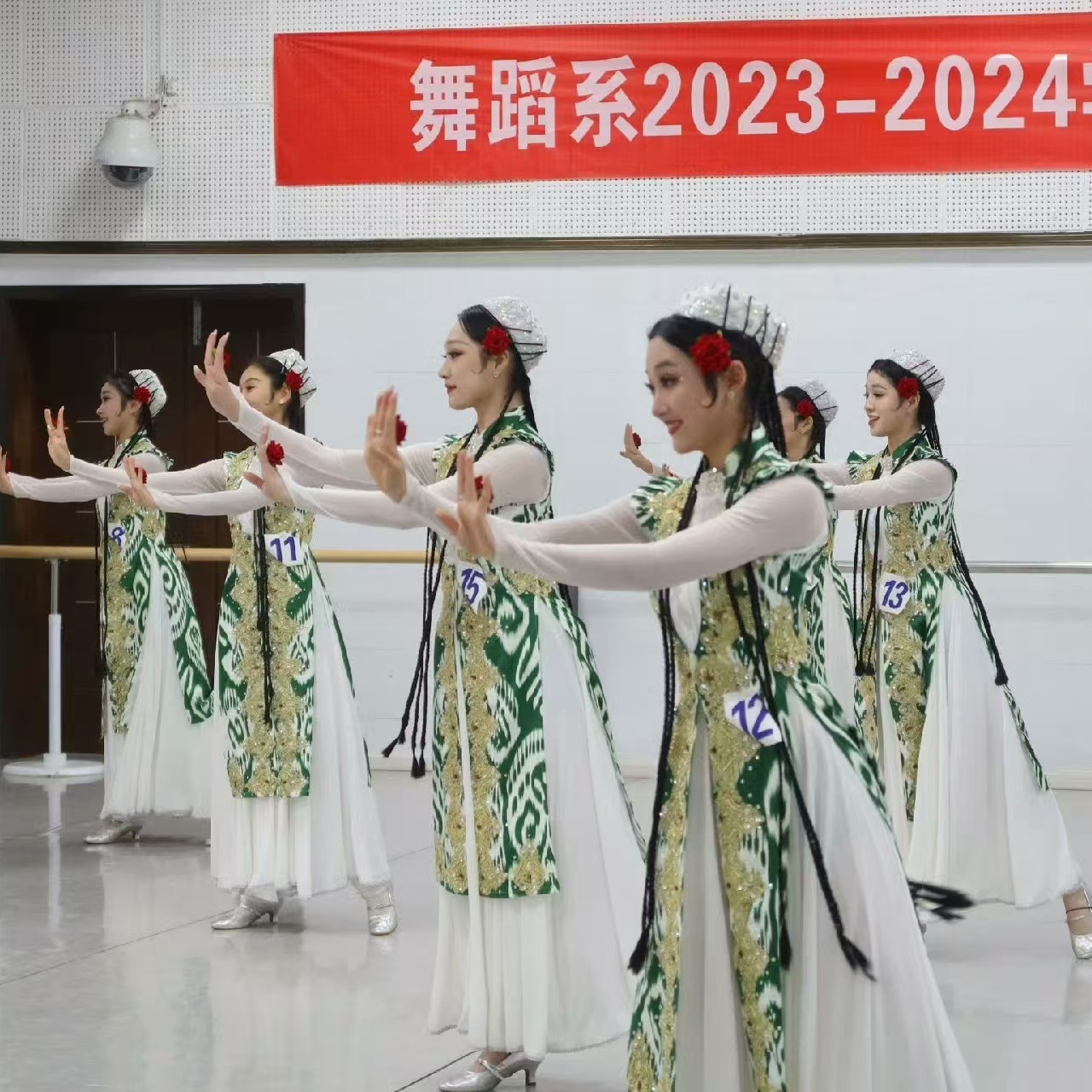 新疆舞蹈演出服维吾族舞服装维族舞蹈服艺考剧目服维吾族练习裙女