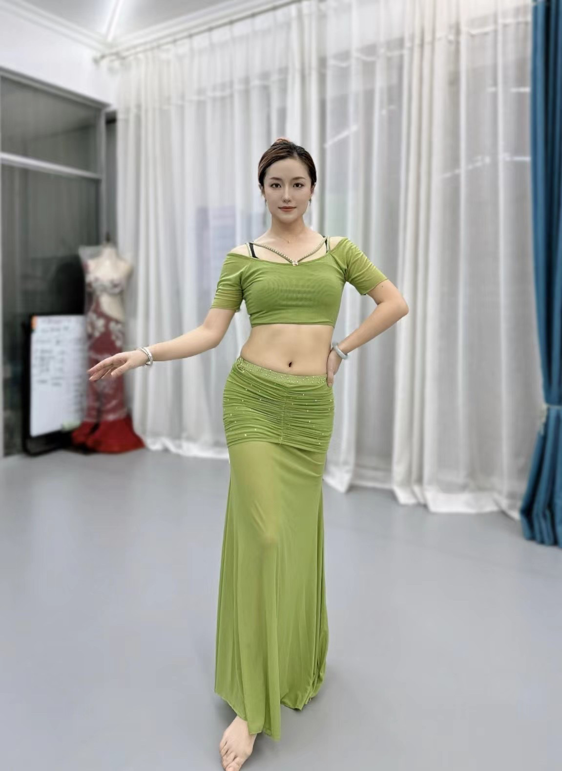肚皮舞网纱牛油果绿高弹力吊带连衣裙舞蹈服东方舞练功服定