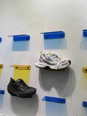 透明壁挂货架运动鞋专卖店鞋货架商场鞋包架上墙鞋托店展示架专用