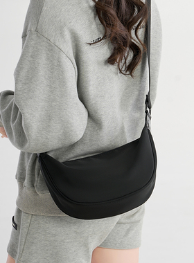 轻便简约小包包女2026新款牛津布大容量饺子包百搭运动单肩斜挎包