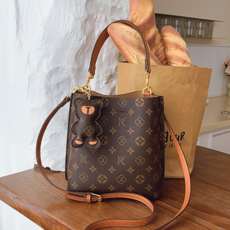 法式斜挎包包女2025冬季新款大容量欧美水桶包百搭轻奢爆款单肩包,箱包皮具/热销女包/男包,水桶包,淘宝优惠券,粉丝福利购,淘宝优惠卷