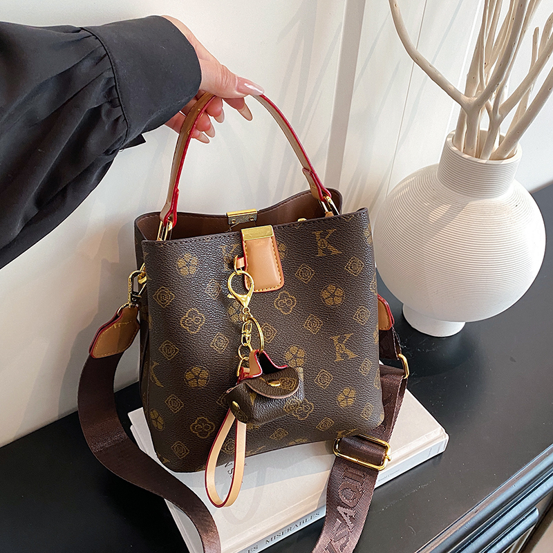 手提包百搭宽带单肩斜挎包