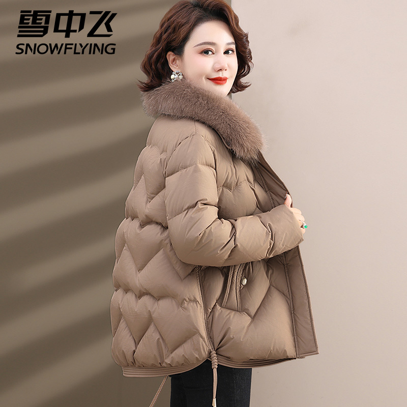 雪中飞正品狐狸毛领妈妈羽绒服女2024新款短款洋气中老年时尚外套