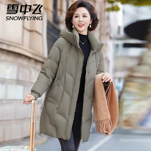 雪中飞正品大码中老年羽绒服女中长款连帽冬季加厚妈妈装防寒外套