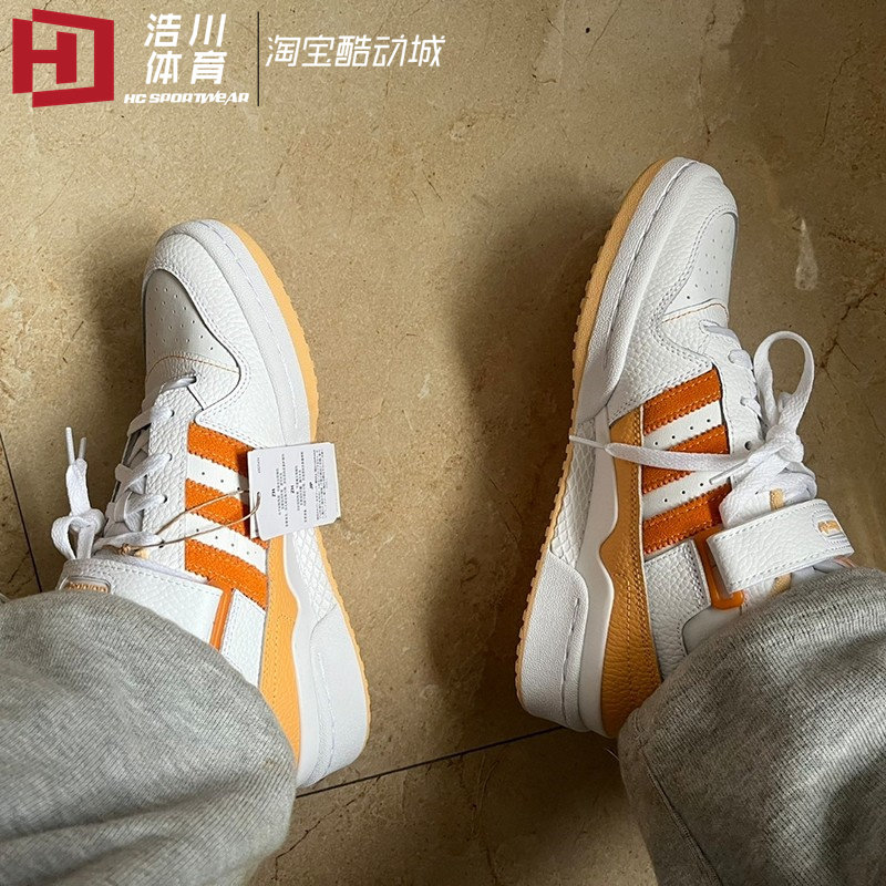 阿迪达斯三叶草运动板鞋