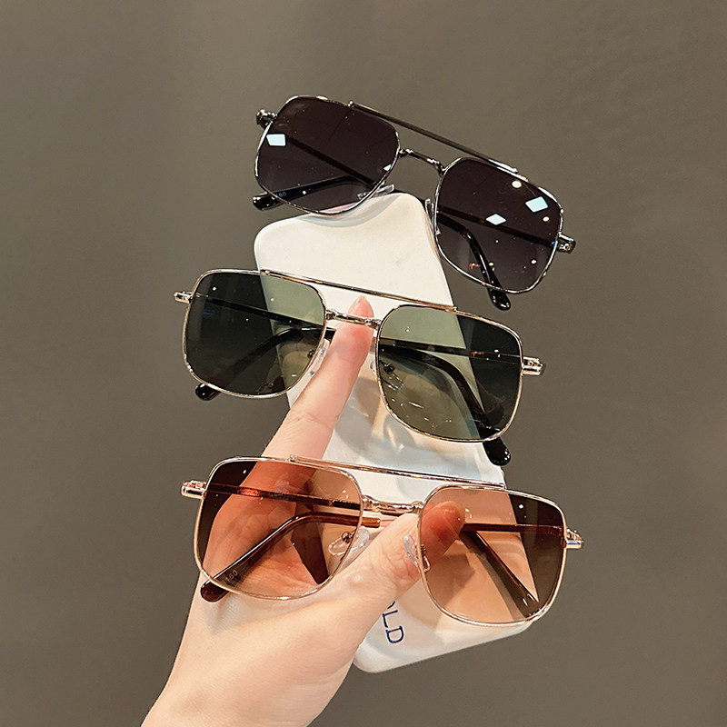 儿童太阳镜女童个性防紫外线墨镜男童宝宝时尚小女孩金属眼遮阳镜