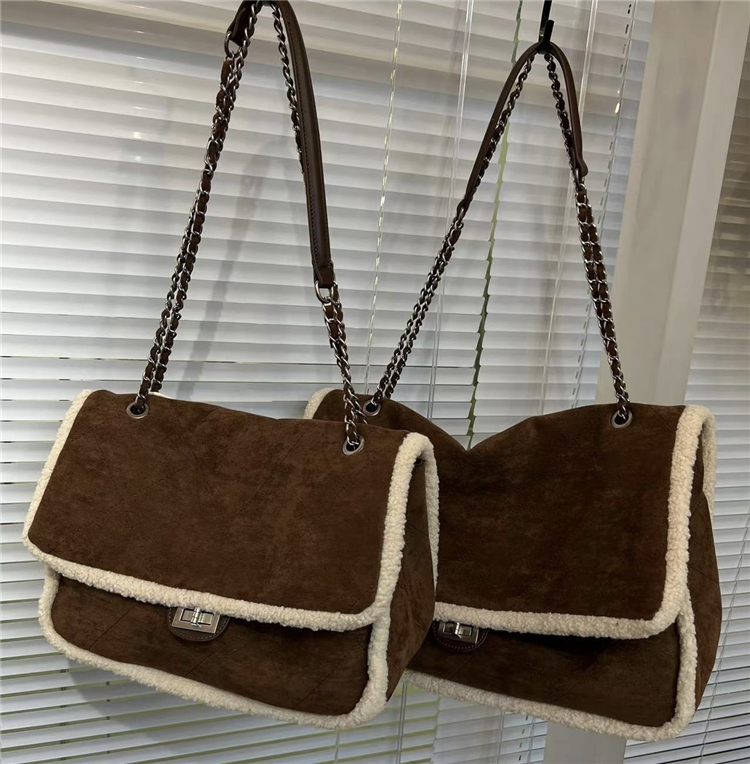 羊羔毛磨砂皮包安全锁扣托特包