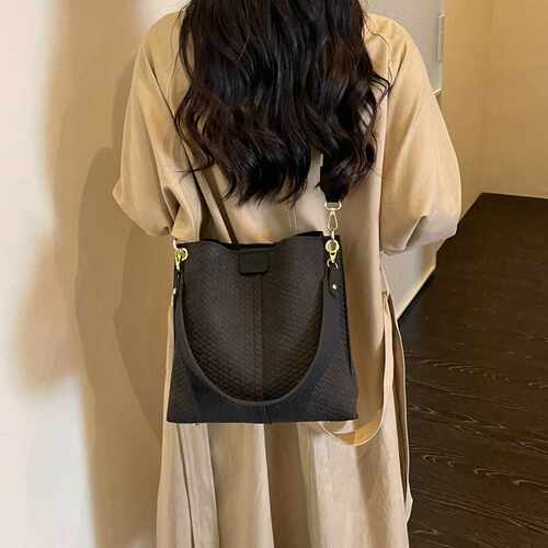 专柜品牌复古简约水桶包女式2026新款秋冬休闲手提包小众编织单肩