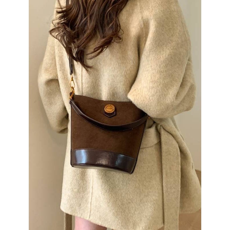 商场品牌时尚小包包女2025新款潮时尚手拎水桶包秋季流行复古通勤