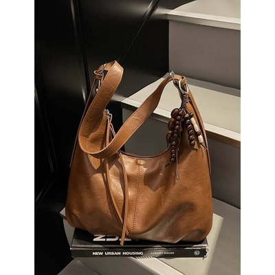 商场品牌休闲通勤大容量包包女式2025新款复古百搭斜挎包大学生外