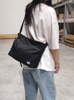 mile黑色潮牌斜挎包男女大学生13寸PAD平板包上班通勤潮电脑包