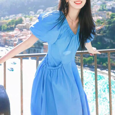 周也同款法式蓝色V领泡泡袖连衣裙女夏新小众设计感收腰显瘦长裙