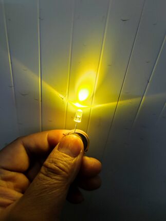 3V黄色圆头LED灯珠5MM高亮柠檬黄发光二极管散光 F5发光二极管