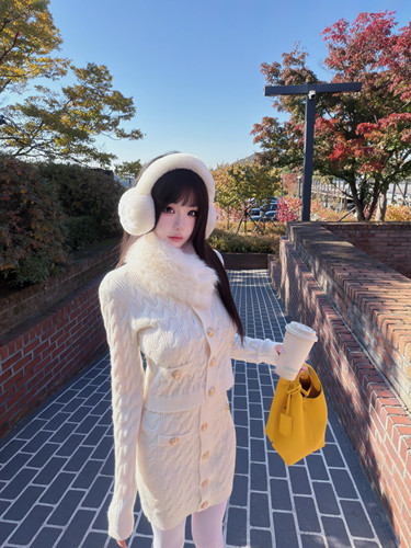 Eva君君酱韩系甜美高级感金扣长袖针织毛衣包臀裙毛毛围脖套装女