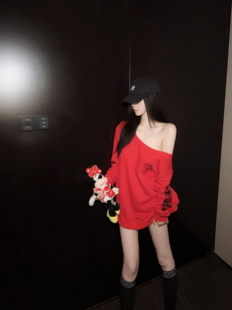 Eva君君酱慵懒风宽松休闲十字架梵文印花露肩长袖卫衣女显瘦上衣