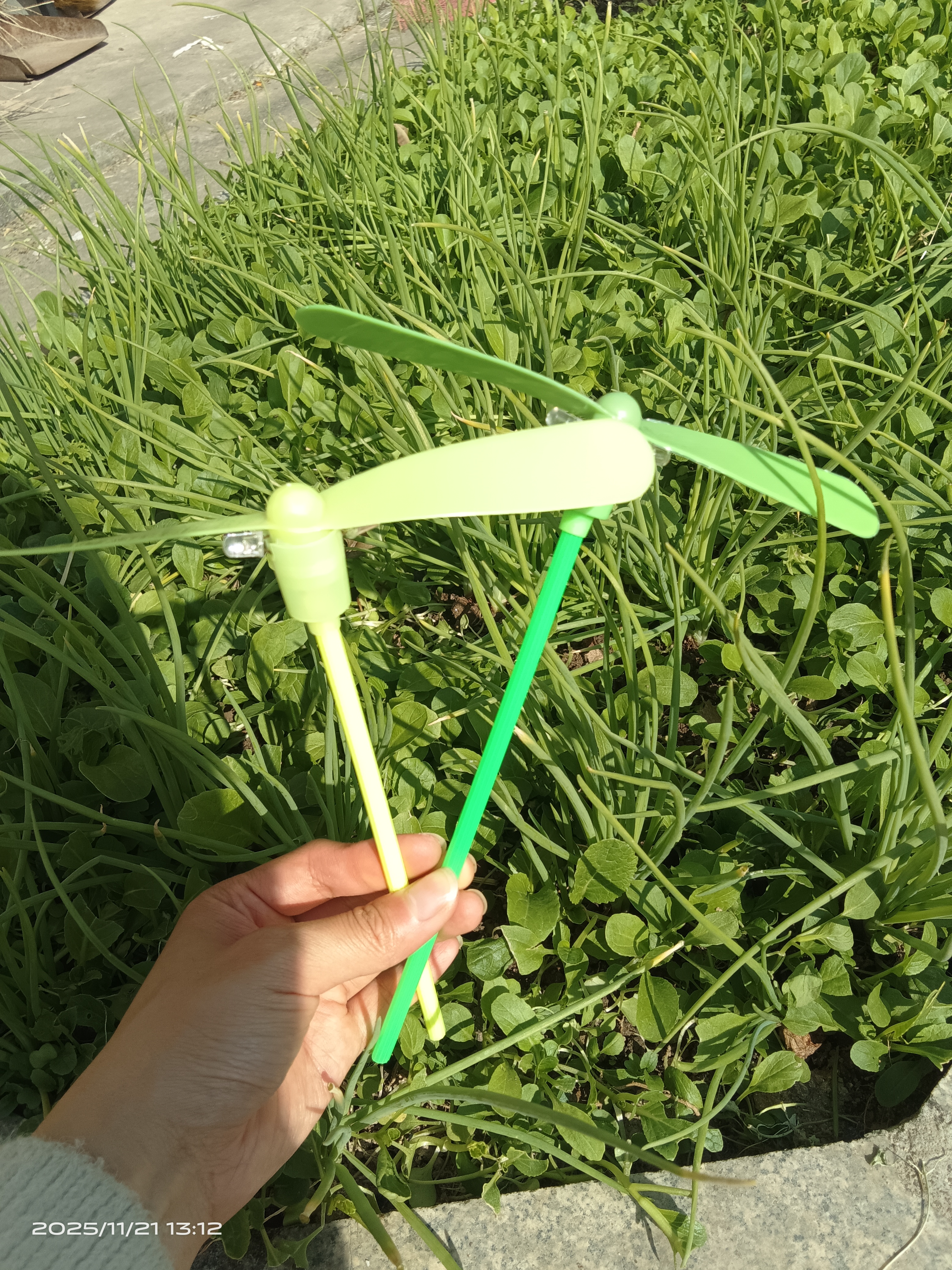 发光竹蜻蜓儿童飞盘户外手拉线飞碟陀螺发射飞行器玩具