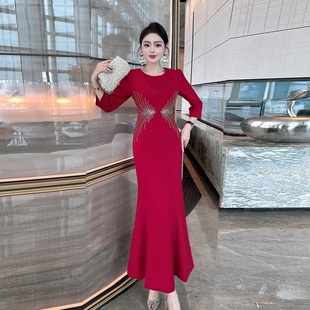 宴会主持人礼服平时可穿钉珠修身鱼尾裙喜妈妈酒红色连衣裙秋冬款