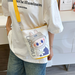 水桶包拉布labubu斜挎包卡通女学生帆布包外出可爱小巧便携手机包