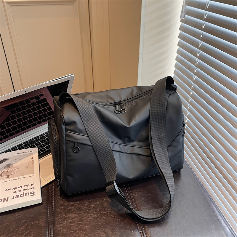 防水运动健身斜挎包女休闲通勤学生百搭单肩包收纳便携旅行背包男