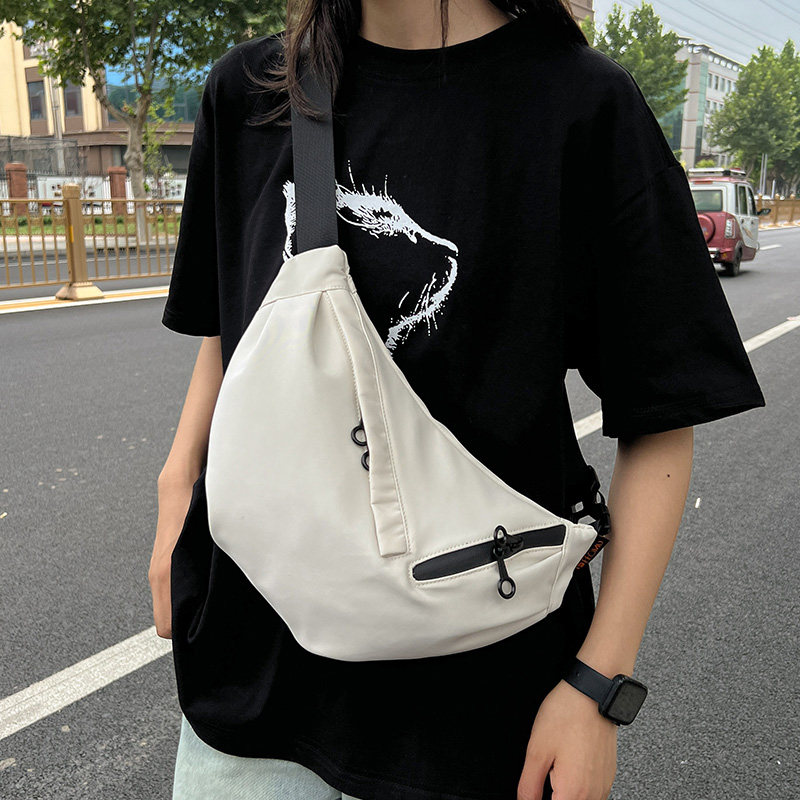 日系斜挎包女潮牌机能风简约大容量饺子包休闲背包学生单肩包胸包